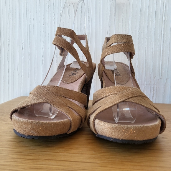 Esska Women’s 38 Anthropologie US 7 - 7.5 Tan Leather Gold Shimmer Strappy Heels - Picture 6 of 16